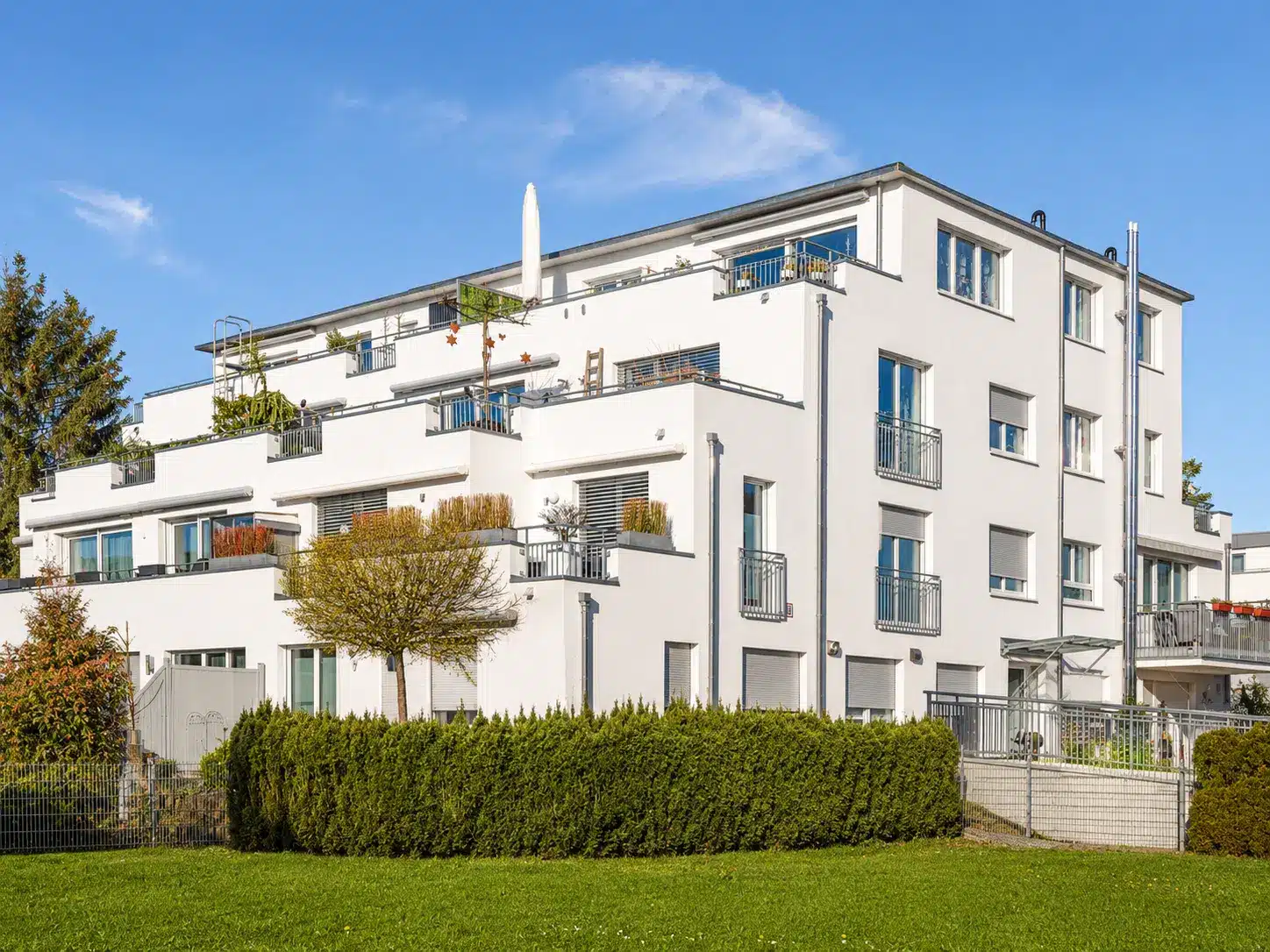 Gestaffeltes Wohngebäude mit hellen Fassaden