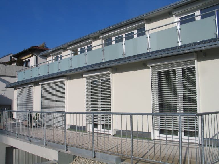 Fassade und Terrassen des Mehrfamilienhauses in Leonberg