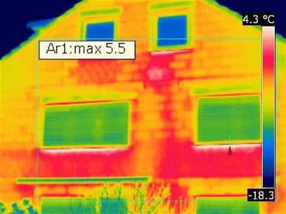 Thermografische Aufnahme einer Wohnhausfassade mit sichtbaren Temperaturverteilungen